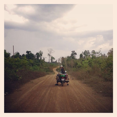 Sur la piste entre Ban Phapho et Attapeu, Laos, 05.04.2014