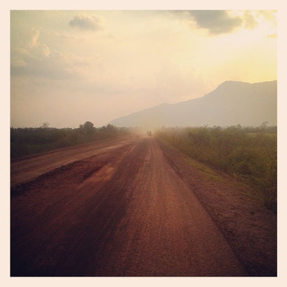 Lecon de conduite sur la piste, Champassak, Laos, 02.04.2014