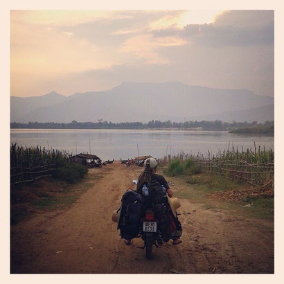 Sur la route de Champassak, Laos, 01.04.2014