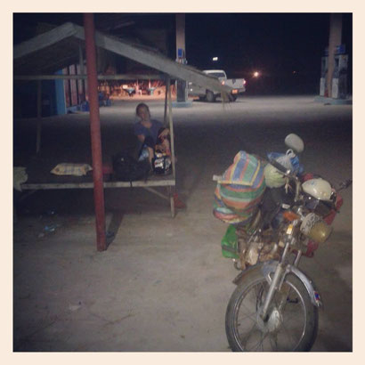 En panne ! Sur la route pour Savanakhet, Laos, 10.04.2014