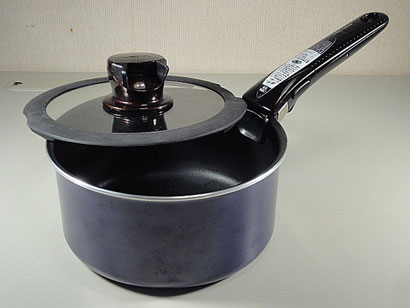 T-falの径18cmのソースパンと別売のガラス蓋と取っ手