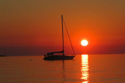 Voilier au coucher du soleil dans le golfe de Calvi