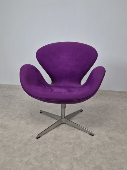 Fauteuil Swan d'Arne Jacobsen édition Fritz hansen alcantara violet