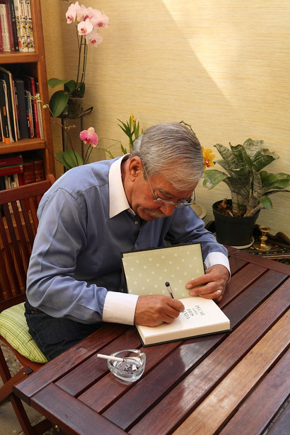 Eugenio Aguirre, mientras autografiaba mí libro...