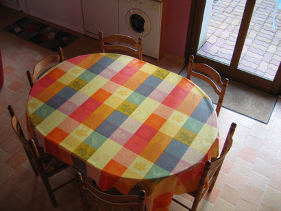 table 6 personnes rez de chaussée donnant sur baie et terrasse plein pied extérieur