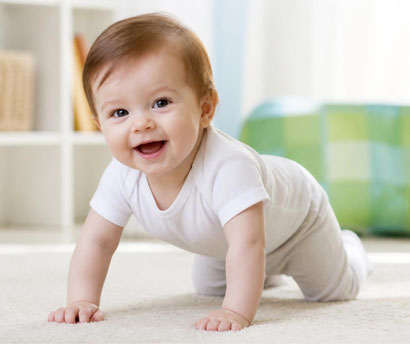 Ein fröhliches Baby im Vierfüßlerstand lacht stolz und symbolisiert starke Wurzeln, emotionale Entwicklung und die Prävention von Missbrauch durch bindungsorientierte Erziehung - mein schützling