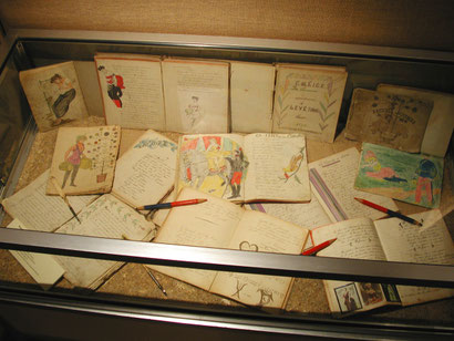 vitrine dans l'exposition "la voix des signes, à Parthenay, 2001
