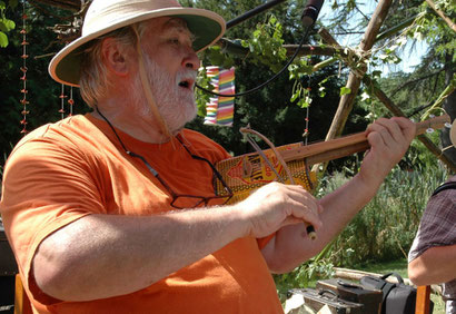 "Dives Buissonnières" à Moncontour (Vienne), bal pour enfants 2012, avec un violon fait par le regretté Yves Pacher.