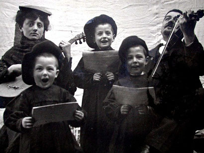 famille chantant et jouant, carte-photo vers 1900