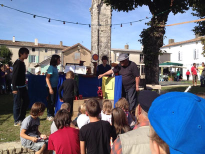 Spectacle mené avec mes petits-ernfants, marionnettes à tringle, fête du collège de Ménigoute (79),sur la place, septembre 2013