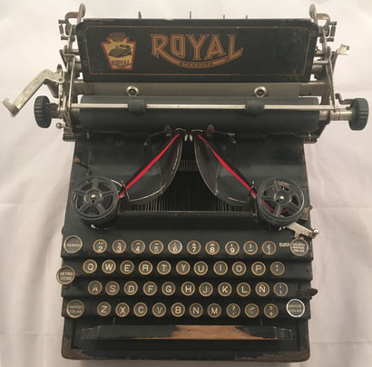 Máquina de escribir ROYAL modelo 5, fabricada en New York (USA) para el mercado español, s/n 124868-5, año 1930