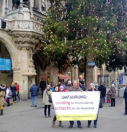 Am 11.12.2013: Mitstreiter der BI KUK vor dem Münchner Rathaus