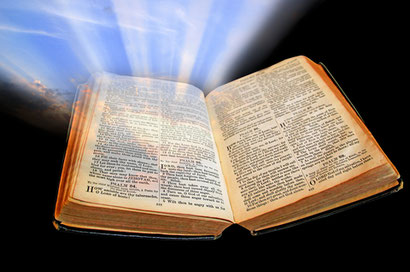 Tout comme la flamme éclaire dans l’obscurité, Jésus apporte la lumière de l’enseignement divin au monde qui se trouve dans les ténèbres spirituelles. Il est la Lumière du monde. Il apporte aussi l’espérance du salut pour ceux qui ont foi et lui obéissent