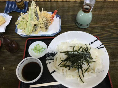 ひもかわうどん＋天ぷら盛り合わせをいただきました