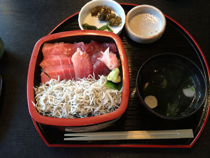 マグロとシラスの二色丼　　シラスはもちろん、マグロもうまい！