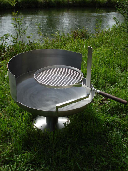 Edelstahl-Feuerschale Form Klöpperboden Ø800mm mit Fussplatte, Adapter für den Schwenkarm, Schwenkarm, Grillrost Ø500mm und Windschutz