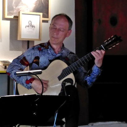 Christof Schill Kasha-Gitarre bei Duo Finesco