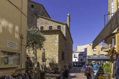 Bild:  Am Placa de la Vila, links die Eglésia de Sant Pere in Begur