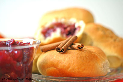 Hefebrötchen, gefüllte Hefebrötchen, Kirschen,