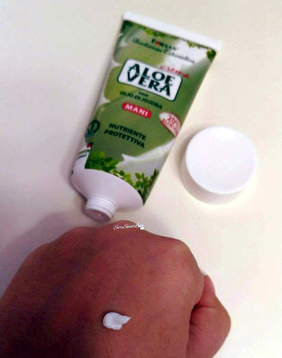 Texture crema mani bianca aloe vera Forsan sul dorso mano