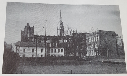 Schulgebäude in der Adamsstraße nach dem Brand 1940