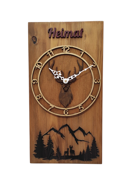 Wanduhr aus Holz mit Hirsch- und Heimat-Motiv im Landhausstil