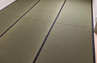 男前表を使用した畳に、ケナフ床と大宮縁「立湧に縞と梅」の縁を組み合わせた畳の施工事例の写真。