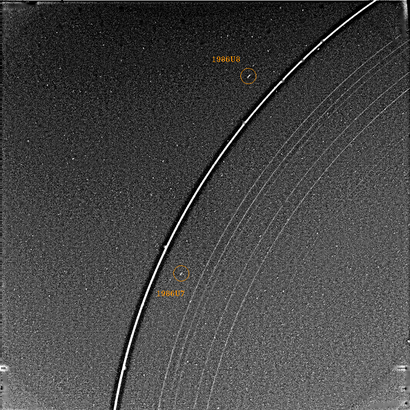 Ophelia (außen) und Cordelia (innen) zwischen dem Epsilon-Ring des Uranus am 22. Januar 1986 von Voyager 2.