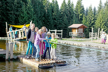 Speilende Kinder im Erlebnispark Moorakulum