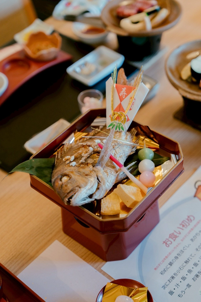 生後100日に行うお食い初めの立派な鯛