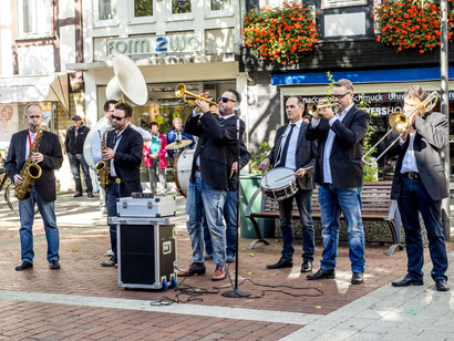 Die N'Awlins Brass Band auf dem Linggplatz (Foto: S. Sennewald)