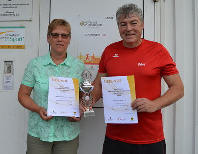 v.l. Vereinsprasident Peter Ludwig nahm die Auszeichnung für den Verein entgegen, links Heike Diesing für Germania Tangerhütte (6.Platz)