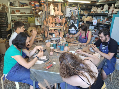 cours de poterie dans l'atelier de Hyères