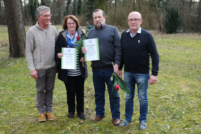 Foto (Bernd Grünert) v.l. : 1. Vors. Manfred Macher mit den Geehrten Margaret Meyer, Harald Meyer und Armin Lewitzka