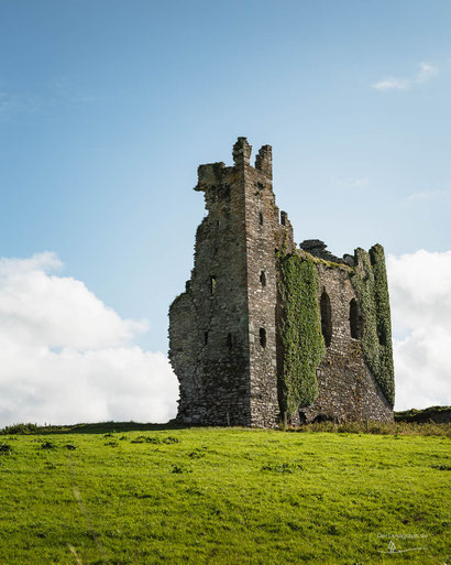 Ruine der Burg Ballycarberry Castle in Kerry in Irland