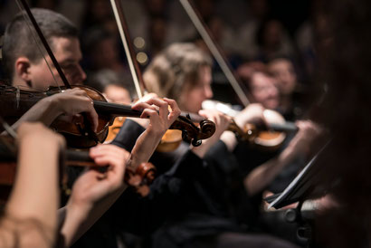Geigengruppe eines Orchesters