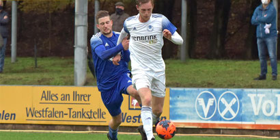 Milan Tendahl (vorn, SuS Stadtlohn) setzt sich hier gegen einen Abwehrspieler des FC Epe durch.