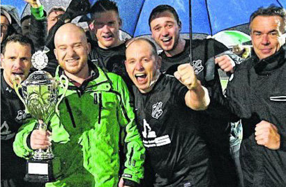 5:0 im Finale des zweiten Taxi-Venrath-Cups gegen GW Karken. Hückelhoven wird Dritter. Viel Lob für das junge Organisationsteam. Siegerehrung im Regen: Die Spieler des SV Brachelen jubeln nach dem 5:0-Finalsieg über GW Karken. Foto: Royal