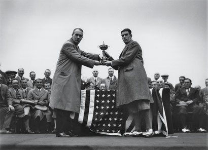 En Avril 1929, le golfeur britannique George Duncan capitaine de l’équipe britannique de la Ryder Cup reçoit la coupe des mains de Samuel Ryder.