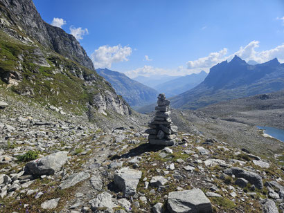 Abstieg vom Soreda-Pass ins Valsertal.