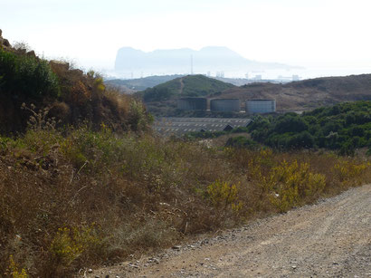 Mülldeponie? Kieswerk? - Blick auf Gibraltar.