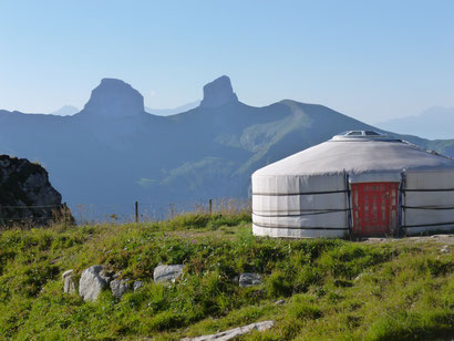 Zoom: Hotel-Jurte, Tour d'Ai (rechts) und Tour Mayen.