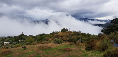 Hoch über Órgiva: Die Wolken lichten sich vor der Sierra de Lújar.