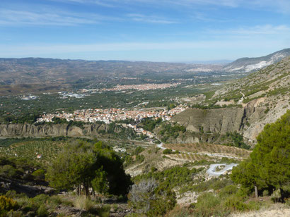 Schwelle (EHWS) zwischen Valle Lecrín und Granada. Hinter dem letzten Dorf (rechts) der Puerto del Suspiro del Moro.