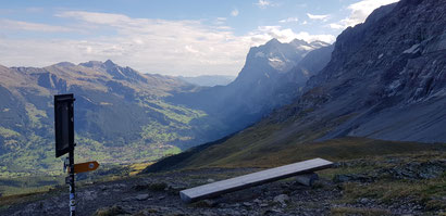 Eioger-Trail. Blick auf Grindelwald und Wetterhorn-Nordwand.