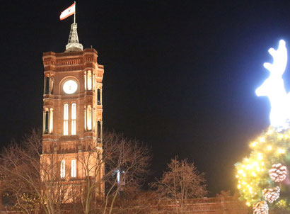 © Helga Karl - der erleuchtete Turm Rotes Rathaus und Lichtinstallation Elch, Weihnachtsmarkt am Roten Rathaus Berlin