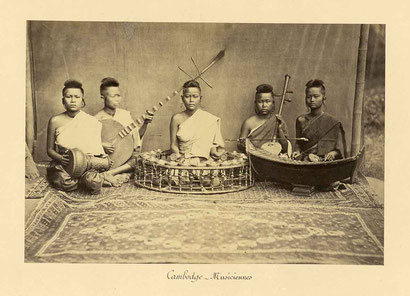 Orchestre mahori réduit à cinq musiciennes. Cour du roi Norodom Ier. c.1866-71. © Émile Gsell.