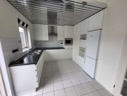 Lege keuken na ontruiming seniorenwoning in Eemnes