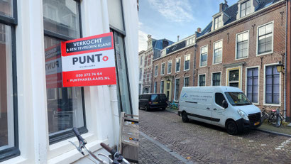Verhuisbus van Ruttenberg Ontruimingen in de Binnenstad Utrecht bij appartement aangekocht via Punt Makelaars Utrecht tijdens kleine verhuizing.