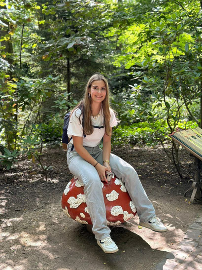 Renée zittend op een paddestoel in de Efteling